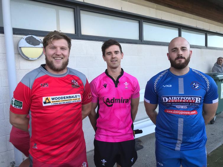 Ref Joseph Kiff with captains Seamus Moose Wiseman and Chris Shousha